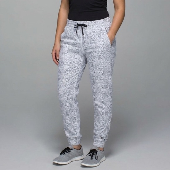 lululemon athletica Pants - Lululemon Trainer Track Pants Size 6 Grey Polka Dot Dottie Dash Lined